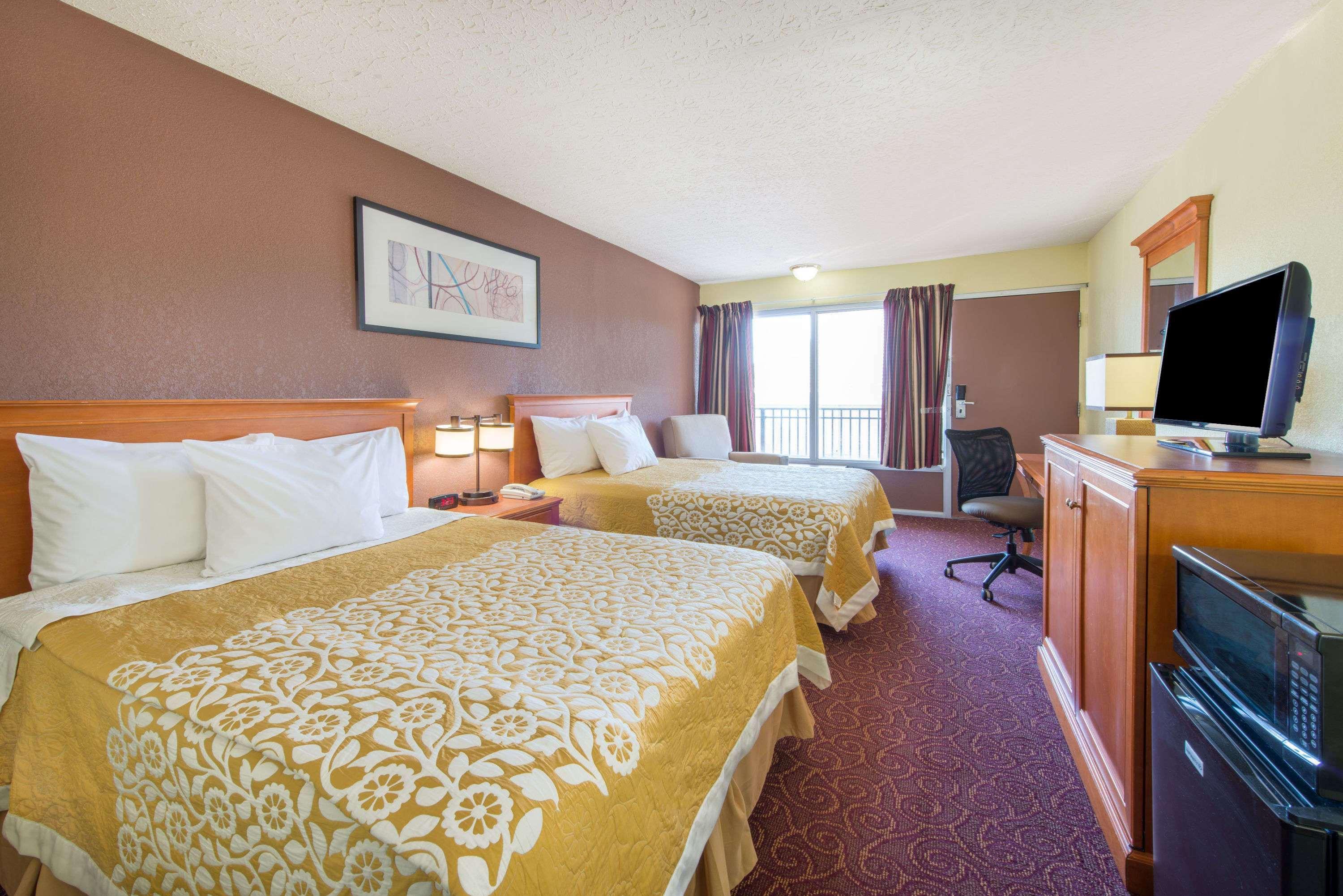 Days Inn By Wyndham Frankfort Exterior photo
