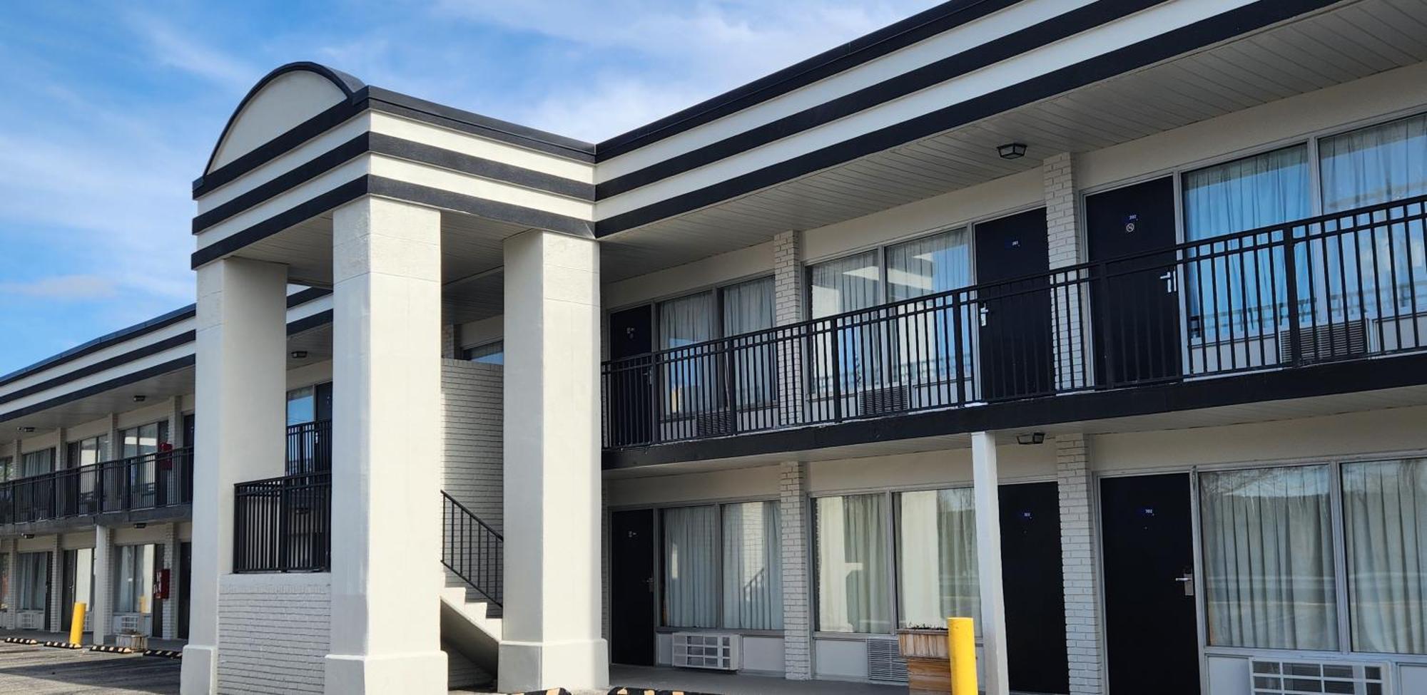 Days Inn By Wyndham Frankfort Exterior photo